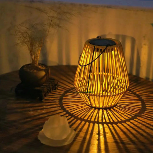 Solar Rattan Lantaarn met Schemersensor – Automatische Tuinverlichting