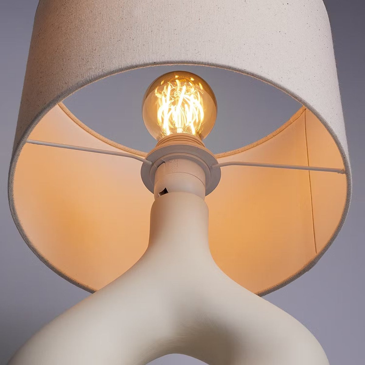 Tafellamp met keramische voet en stoffen kap – Industrieel Design
