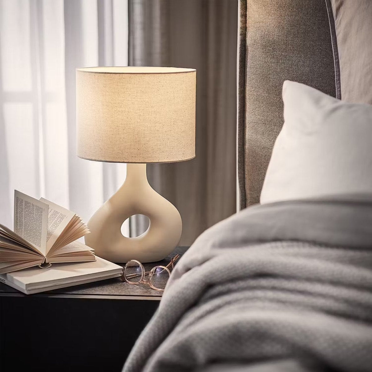 Tafellamp met keramische voet en stoffen kap – Industrieel Design