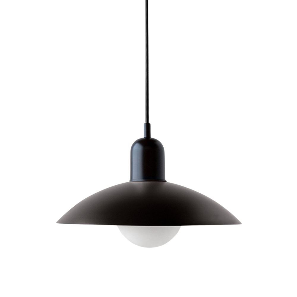 Metalen hanglamp met platte kap in Scandinavische stijl