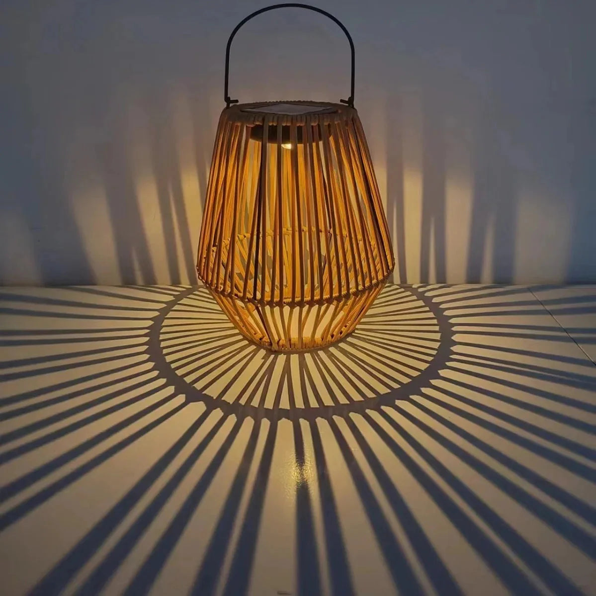 Solar Rattan Lantaarn met Schemersensor – Automatische Tuinverlichting