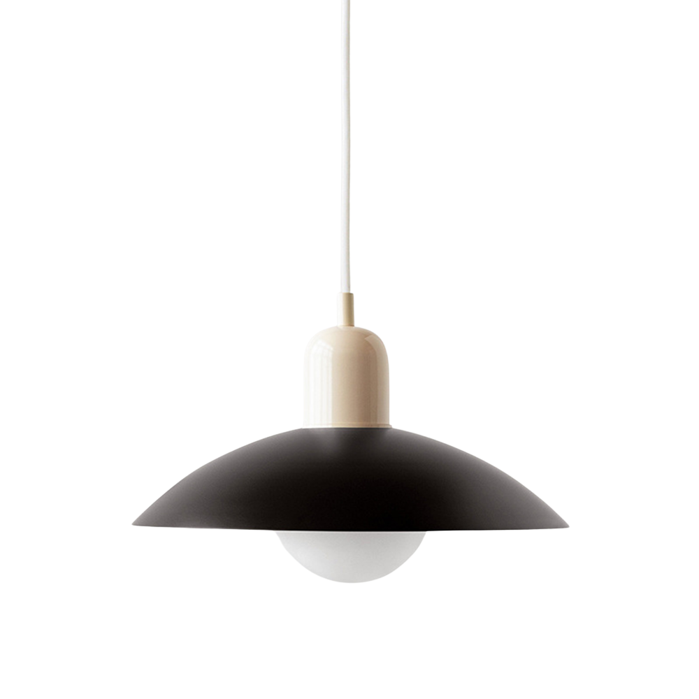 Metalen hanglamp met platte kap in Scandinavische stijl