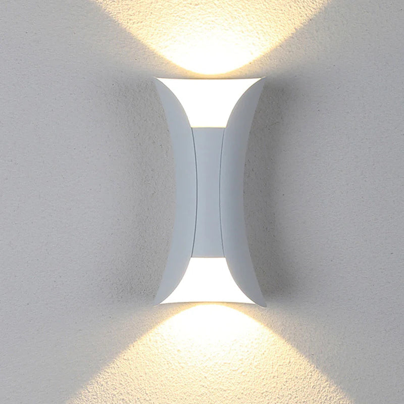 Gebogen LED buitenwandlamp van metaal – Modern en weerbestendig