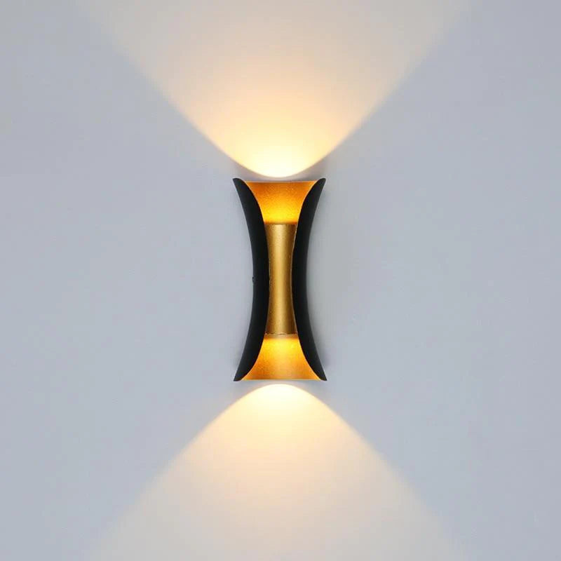 Gebogen LED buitenwandlamp van metaal – Modern en weerbestendig