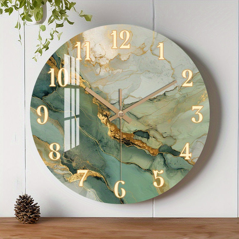 Ronde houten wandklok met stil uurwerk en marmermotief