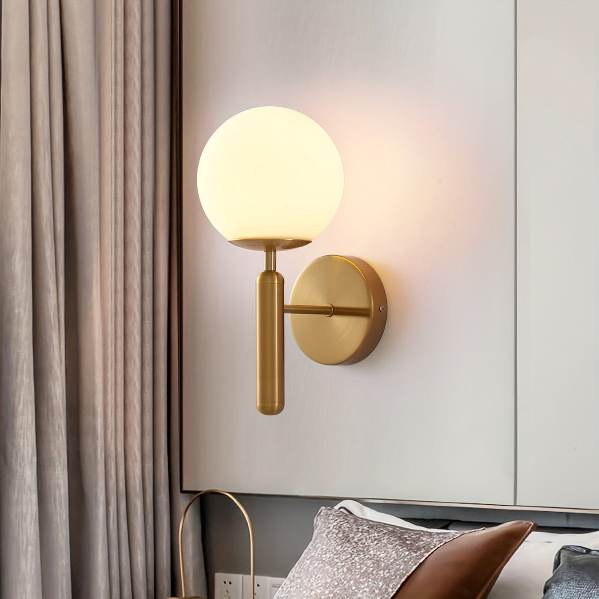 Glazen wandlamp met bolvorm voor een elegante sfeer