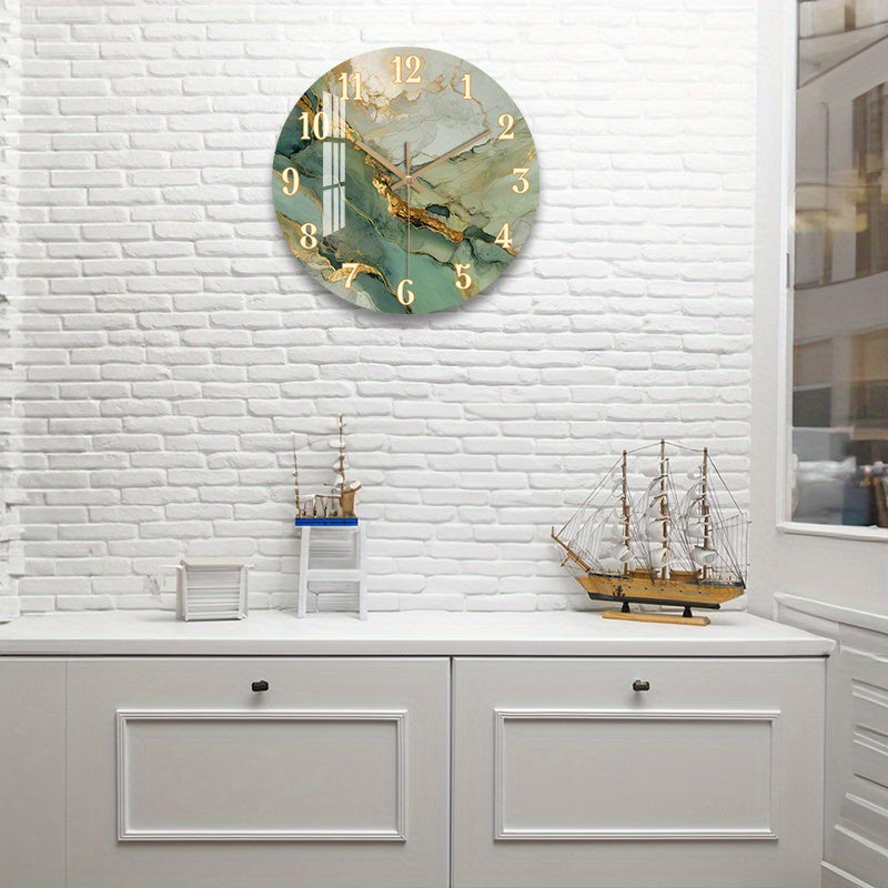 Ronde houten wandklok met stil uurwerk en marmermotief