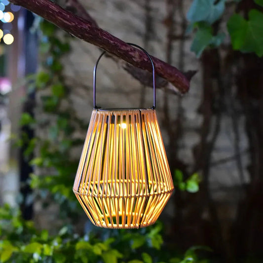 Solar Rattan Lantaarn met Schemersensor – Automatische Tuinverlichting