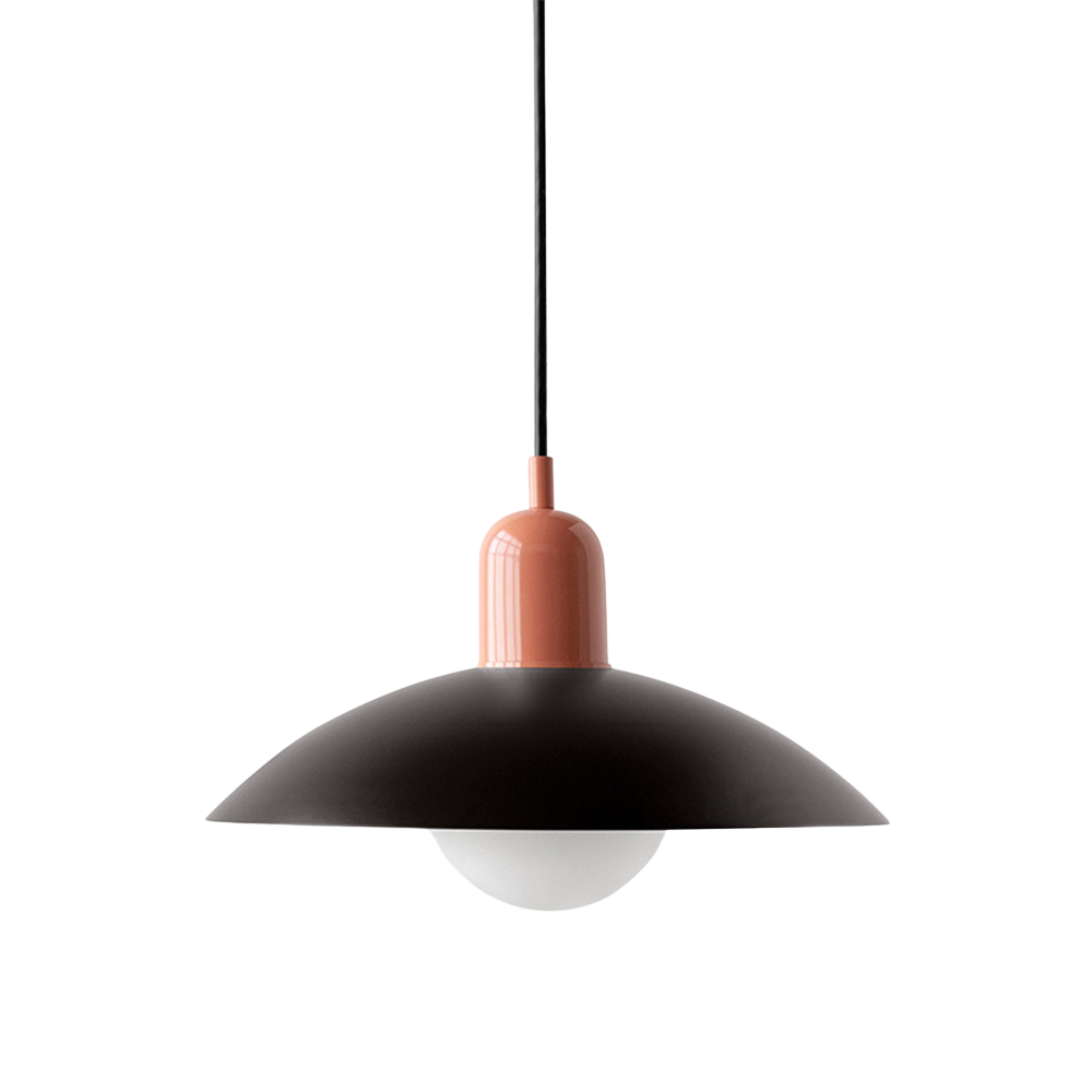 Metalen hanglamp met platte kap in Scandinavische stijl
