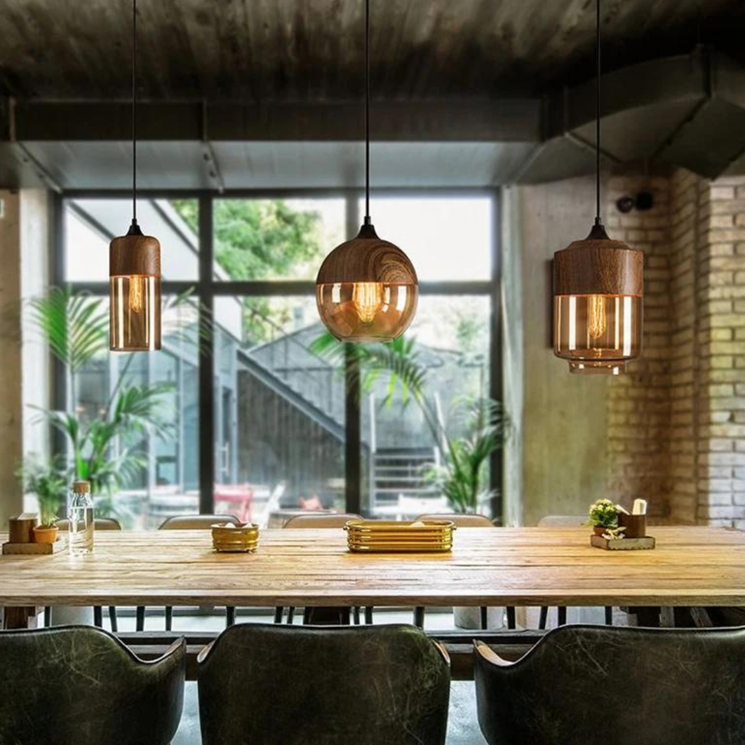 Scandinavische hanglamp van metaal en glas met houtlook