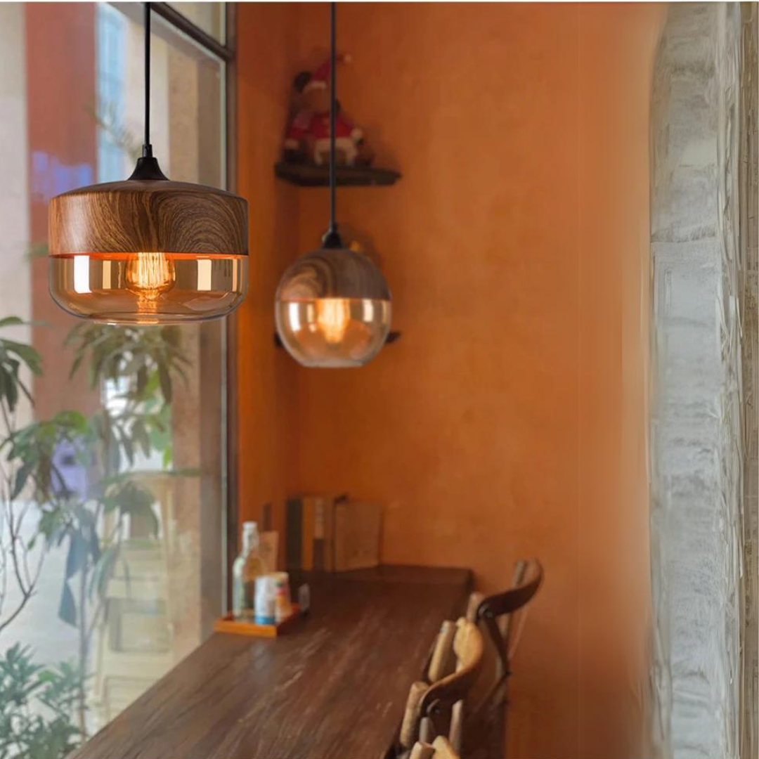 Scandinavische hanglamp van metaal en glas met houtlook