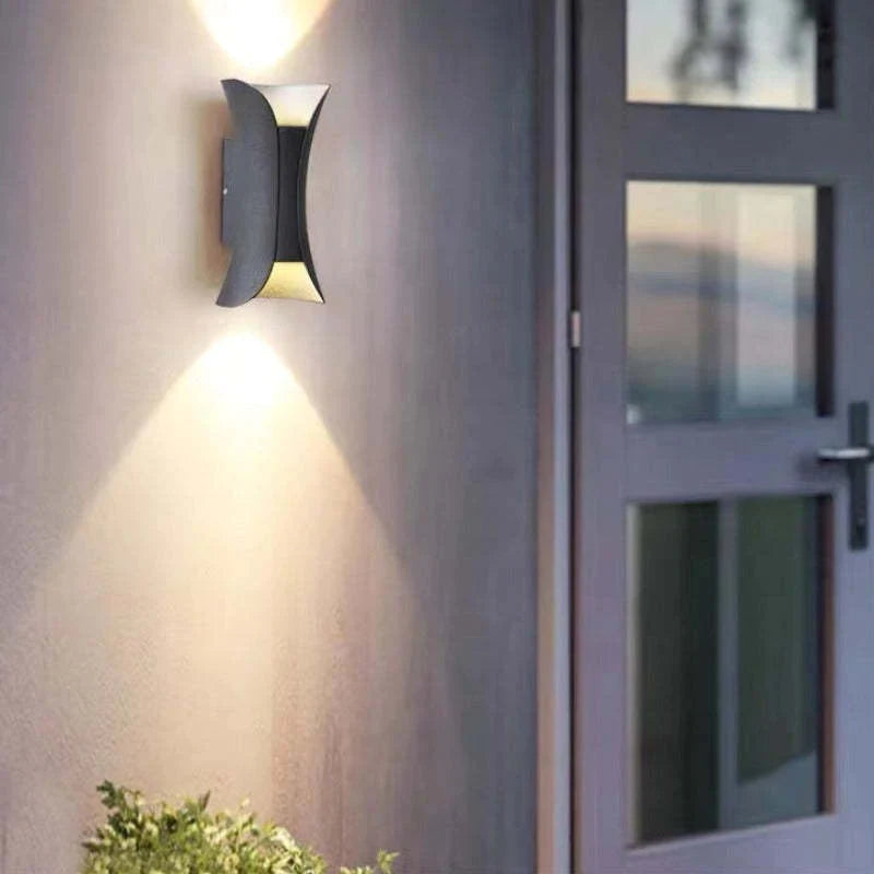 Gebogen LED buitenwandlamp van metaal – Modern en weerbestendig