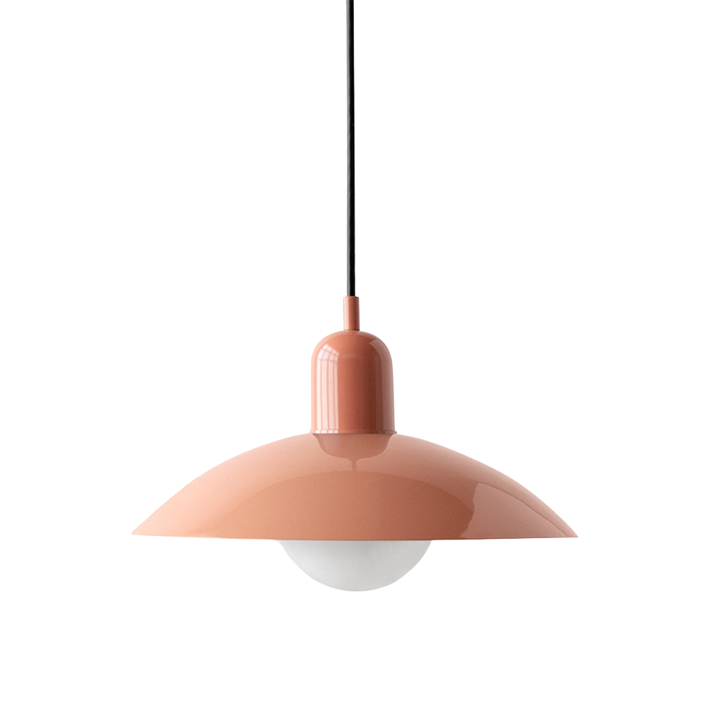 Metalen hanglamp met platte kap in Scandinavische stijl