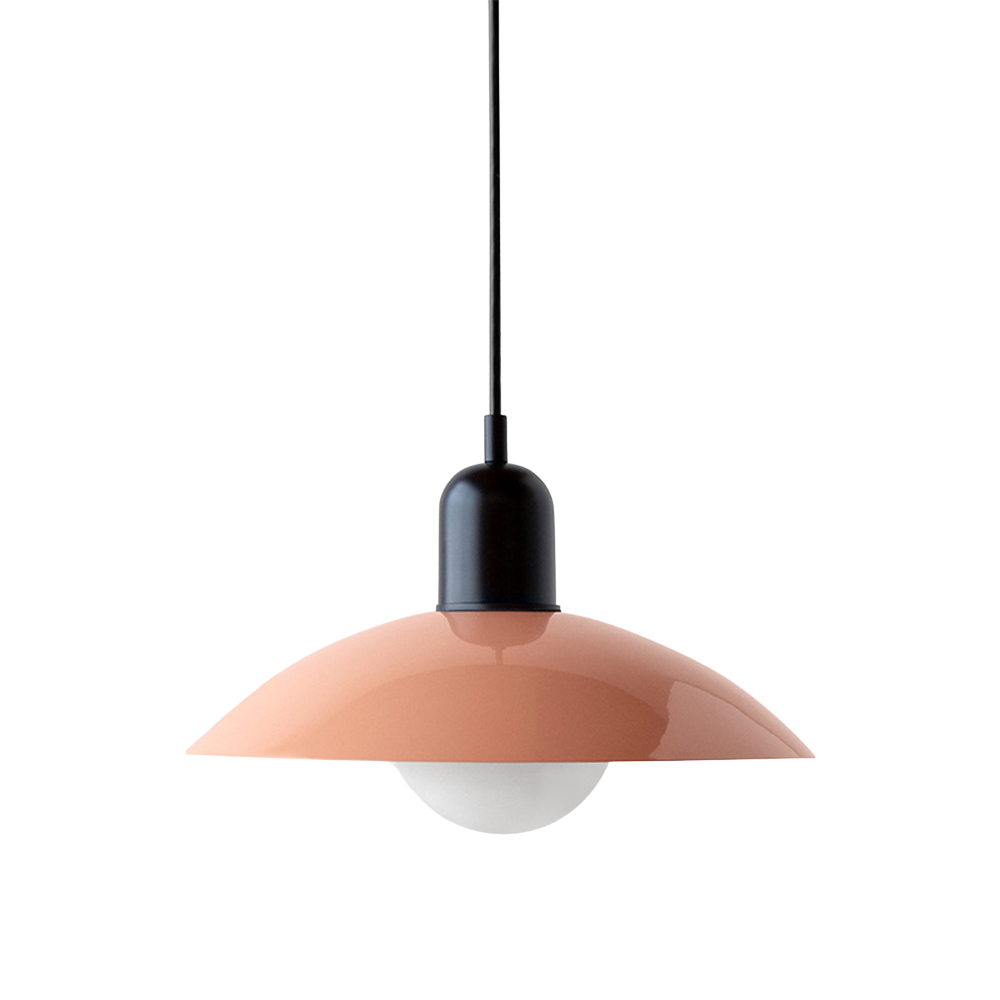 Metalen hanglamp met platte kap in Scandinavische stijl