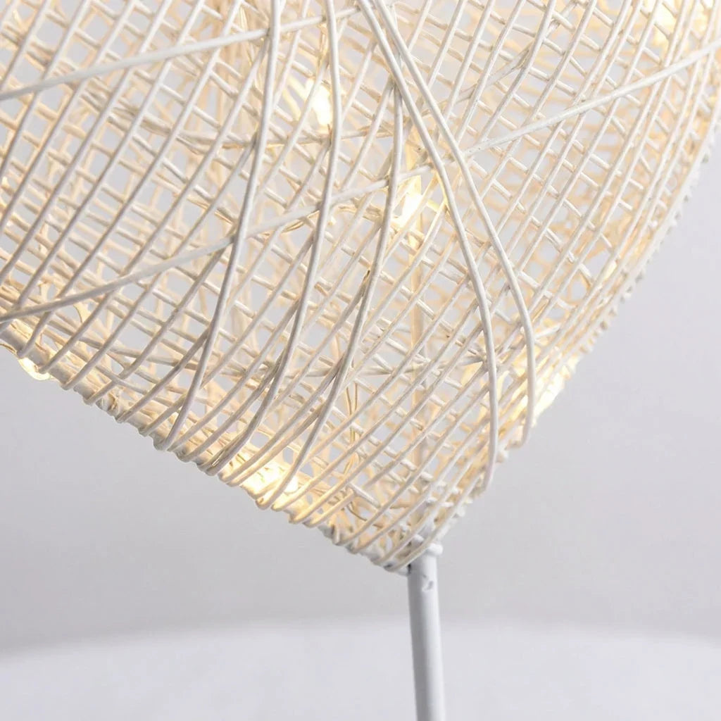 Decoratieve tafellamp van rotan en koperdraad – draadloos