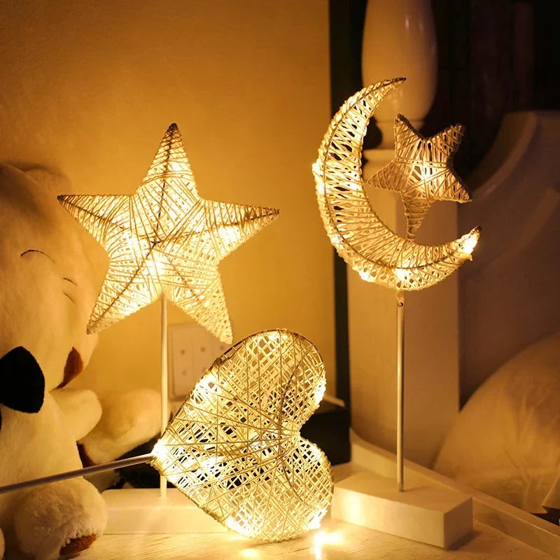 Decoratieve tafellamp van rotan en koperdraad – draadloos