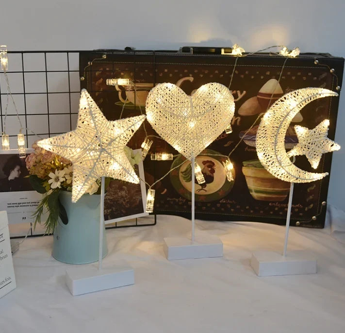 Decoratieve tafellamp van rotan en koperdraad – draadloos