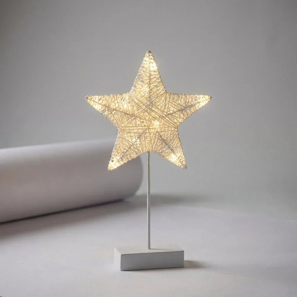 Decoratieve tafellamp van rotan en koperdraad – draadloos
