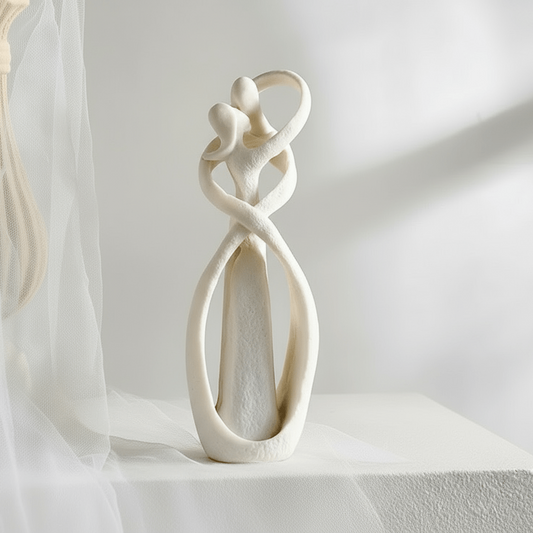 Abstracte liefdessculptuur van resin – Elegante decoratief beeldje