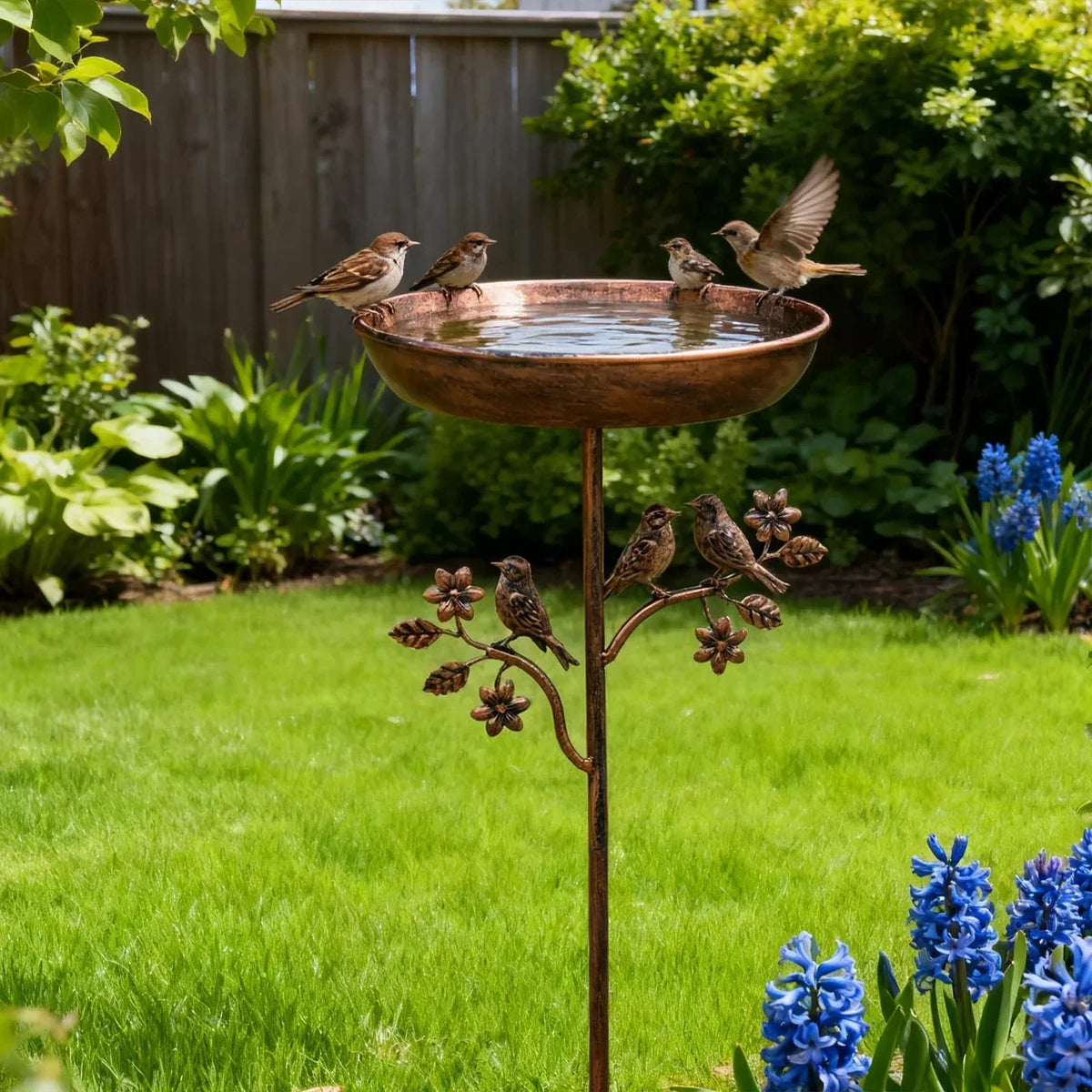 Vogelbad met grondpen – decoratieve tuinschaal voor wilde vogels