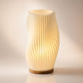 LED tafellamp met sculpturale structuur en licht-schaduweffect