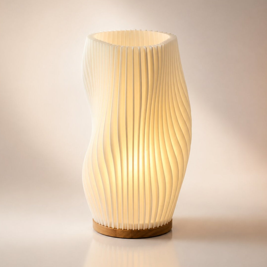 LED tafellamp met sculpturale structuur en licht-schaduweffect