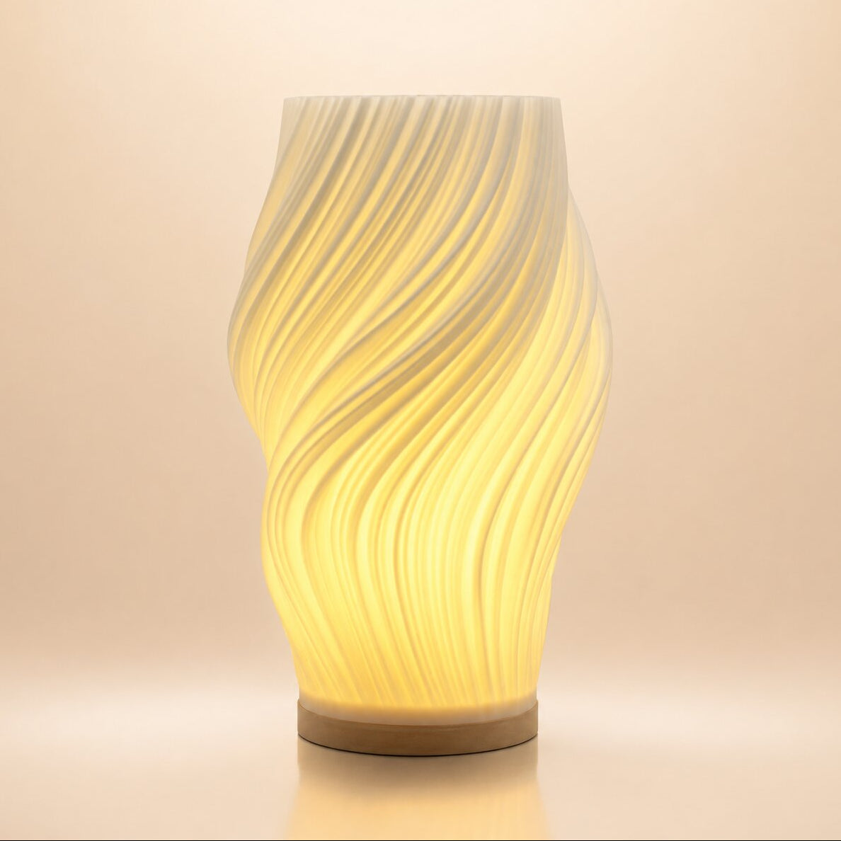 LED tafellamp met sculpturale structuur en licht-schaduweffect