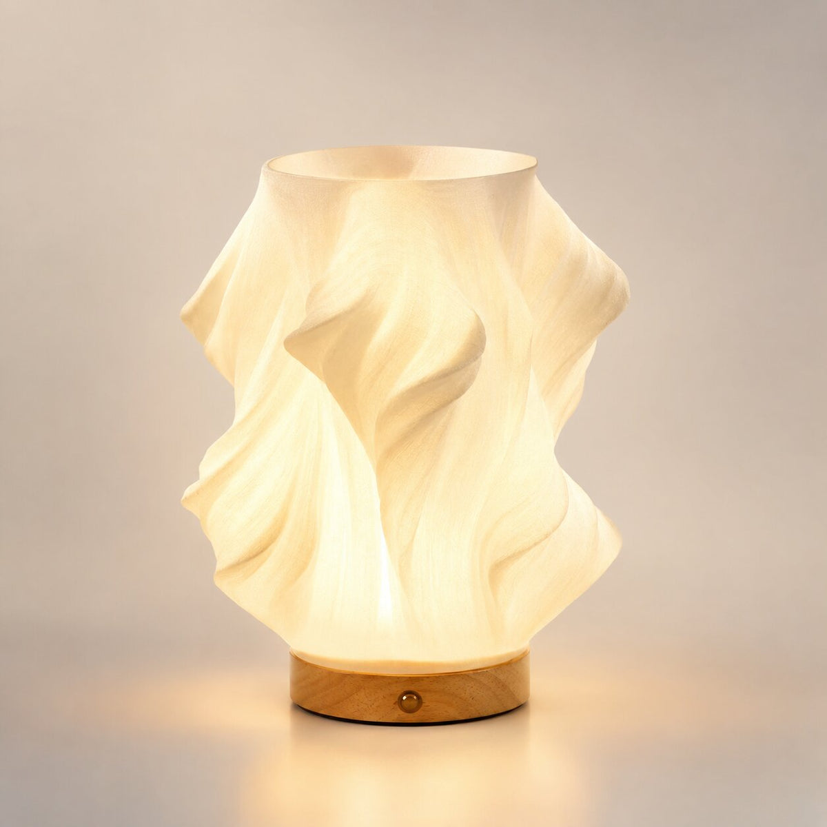 LED tafellamp met sculpturale structuur en licht-schaduweffect
