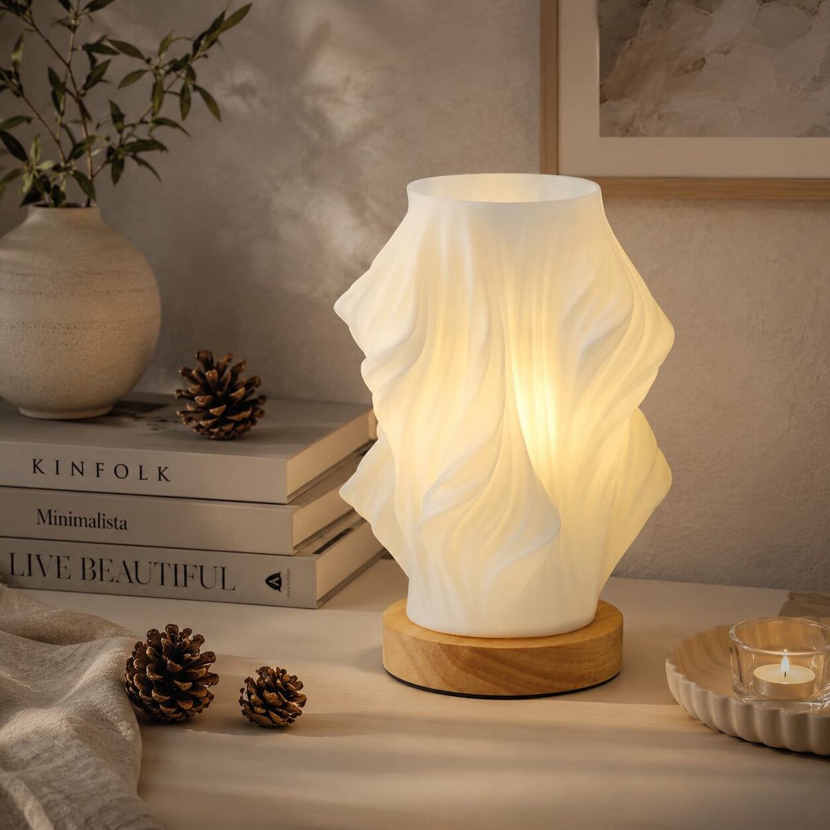 LED tafellamp met sculpturale structuur en licht-schaduweffect