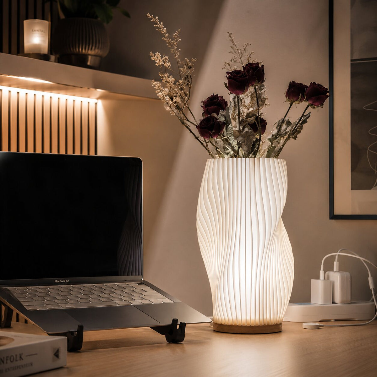LED tafellamp met sculpturale structuur en licht-schaduweffect