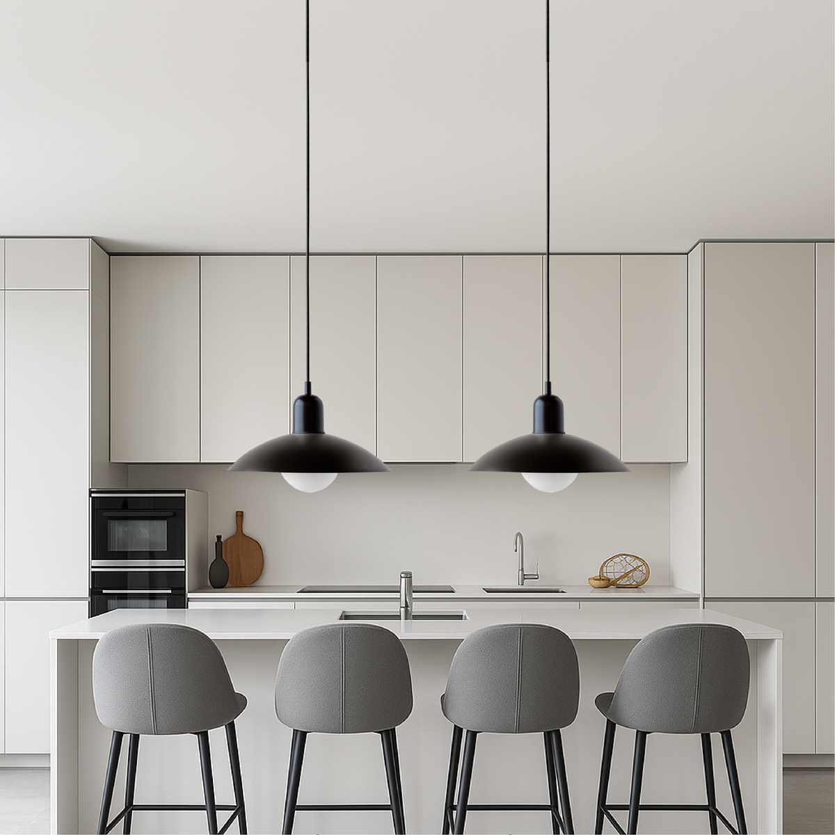 Metalen hanglamp met platte kap in Scandinavische stijl