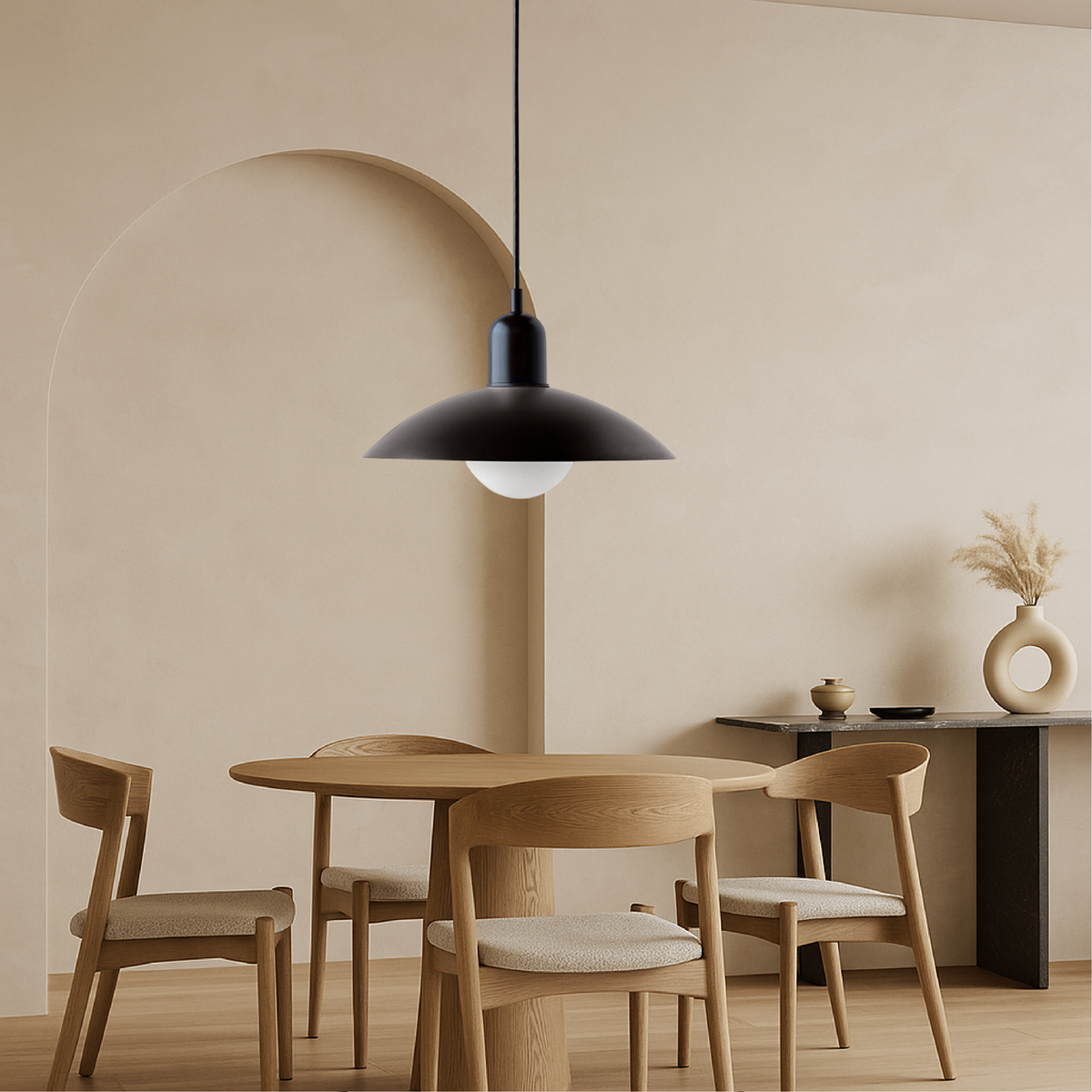 Metalen hanglamp met platte kap in Scandinavische stijl