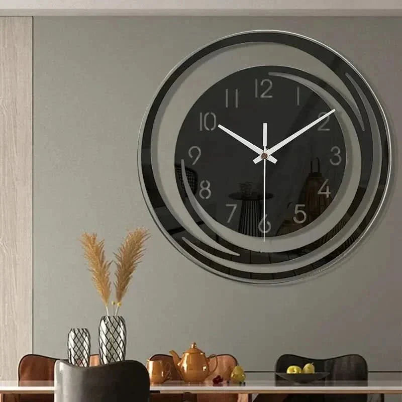Moderne wandklok met minimalistisch ontwerp en stil uurwerk