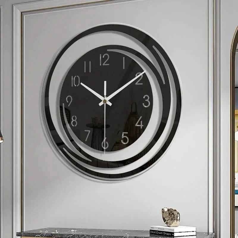 Moderne wandklok met minimalistisch ontwerp en stil uurwerk