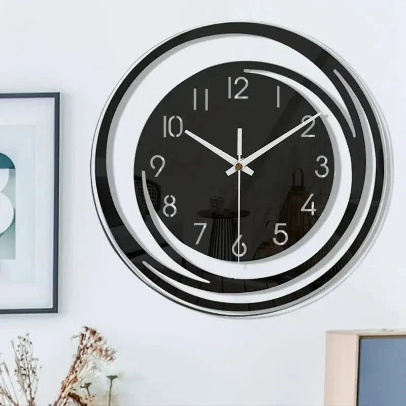 Moderne wandklok met minimalistisch ontwerp en stil uurwerk