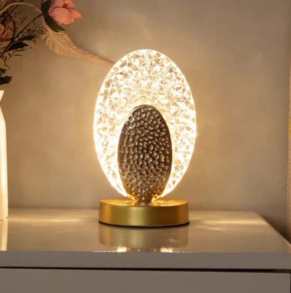 Tafellamp pauwendesign met kristalachtige lichtreflecties