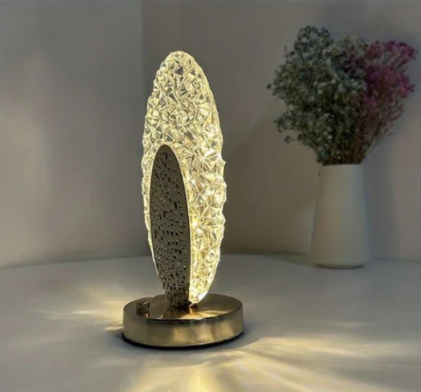 Tafellamp pauwendesign met kristalachtige lichtreflecties