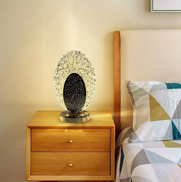 Tafellamp pauwendesign met kristalachtige lichtreflecties