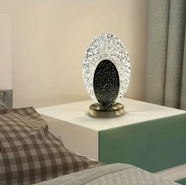 Tafellamp pauwendesign met kristalachtige lichtreflecties
