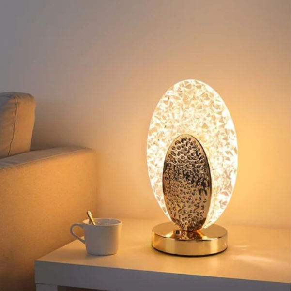 Tafellamp pauwendesign met kristalachtige lichtreflecties