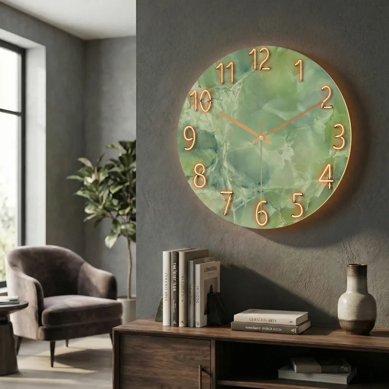 Wandklok met lichtgevende cijfers – stil uurwerk en modern design