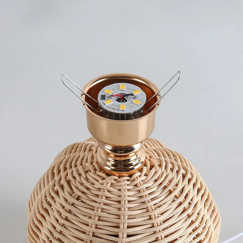 met rattanvoet en stoffen kap – USB-gevoed