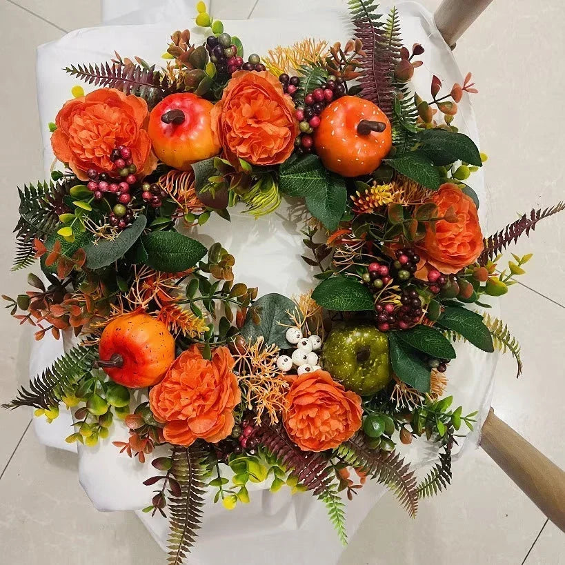 Herfskrans met pioenrozen en pompoen voor deur en wand