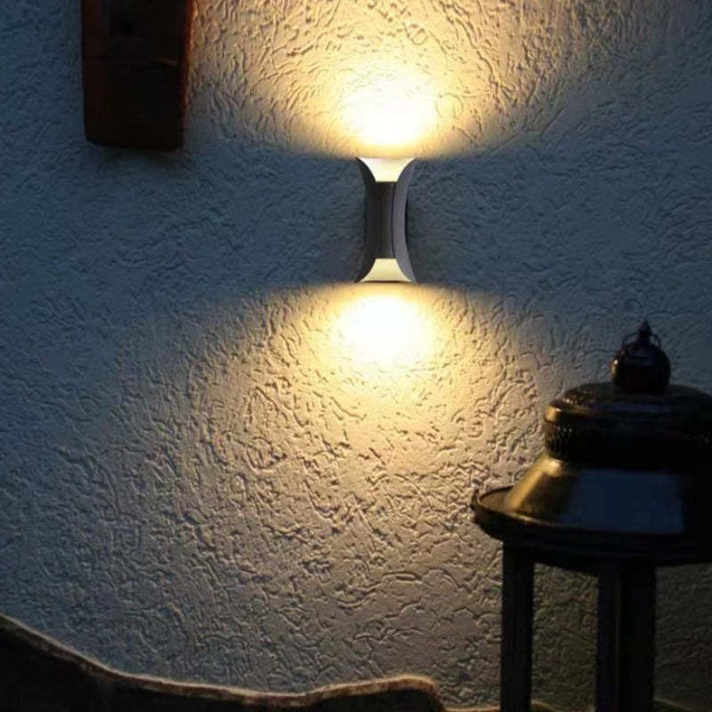 Gebogen LED buitenwandlamp van metaal – Modern en weerbestendig