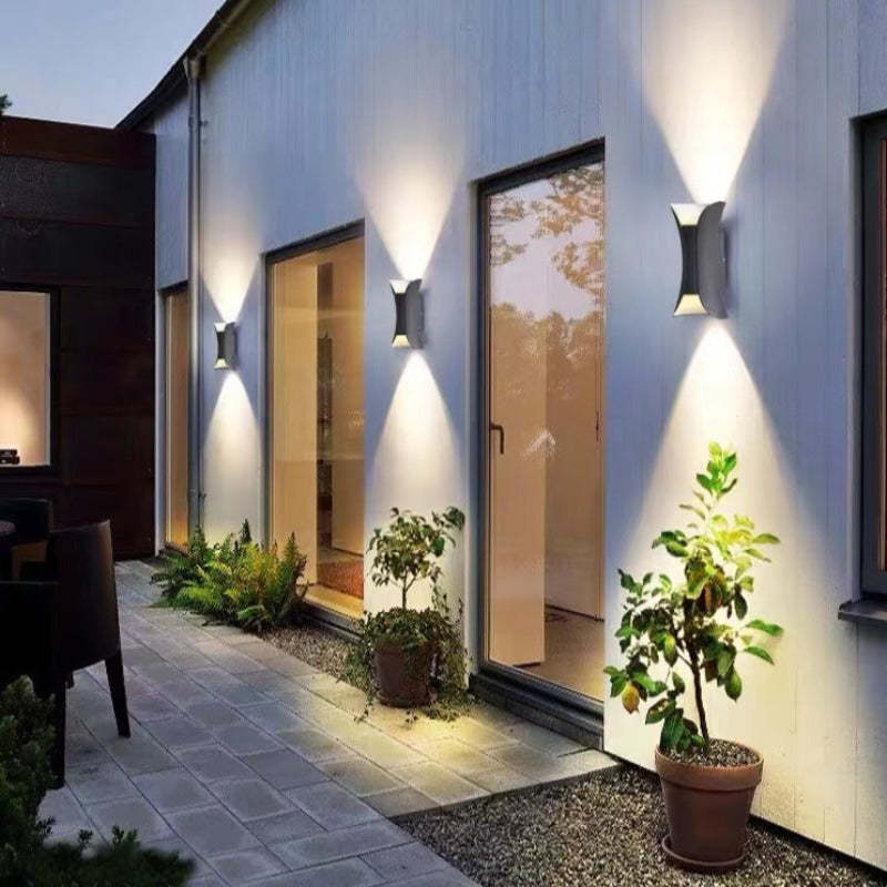 Gebogen LED buitenwandlamp van metaal – Modern en weerbestendig