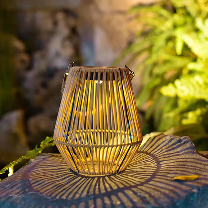 Solar Rattan Lantaarn met Schemersensor – Automatische Tuinverlichting