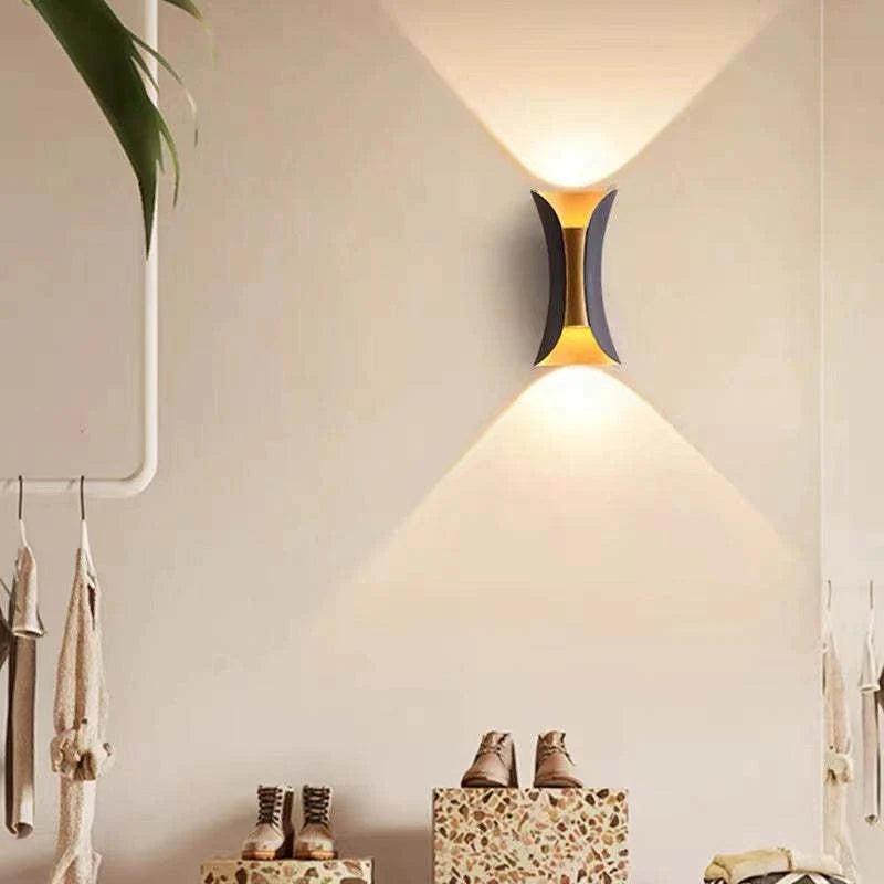 Gebogen LED buitenwandlamp van metaal – Modern en weerbestendig