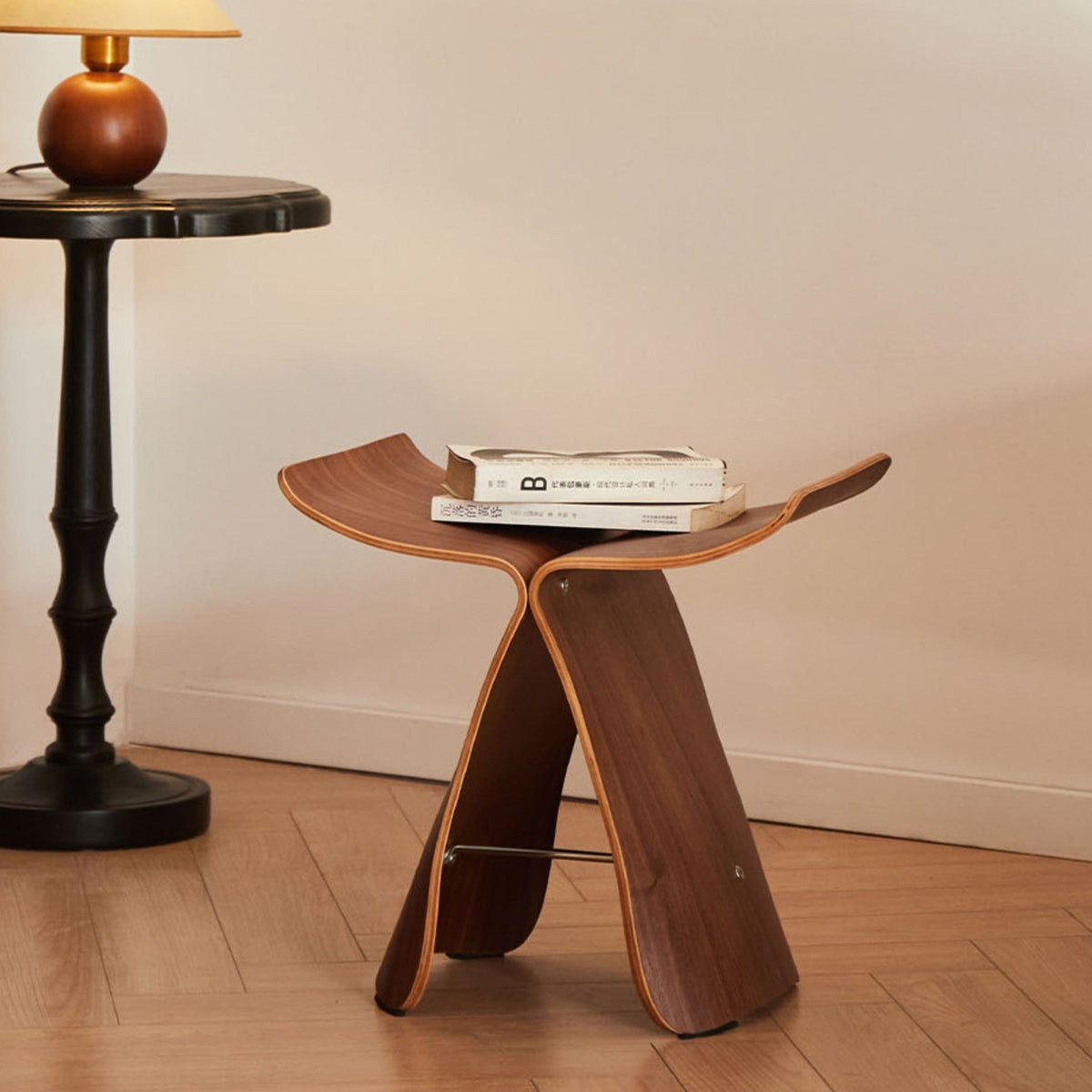 Vlinderkruk van massief hout – tijdloos design voor elke kamer