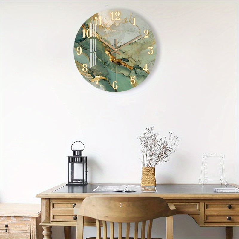 Ronde houten wandklok met stil uurwerk en marmermotief