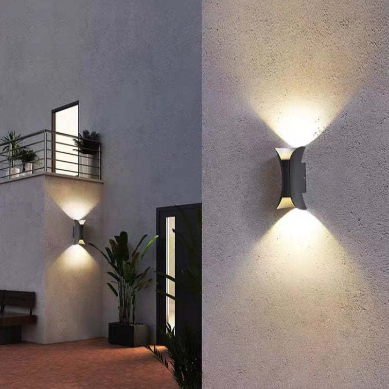 Gebogen LED buitenwandlamp van metaal – Modern en weerbestendig